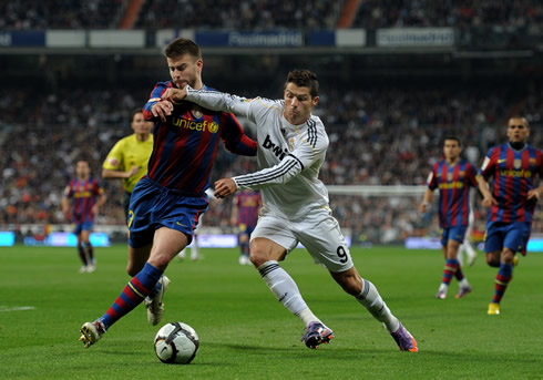 Cristiano Ronaldo vs Gerard Piqué, in Barcelona vs Real Madrid