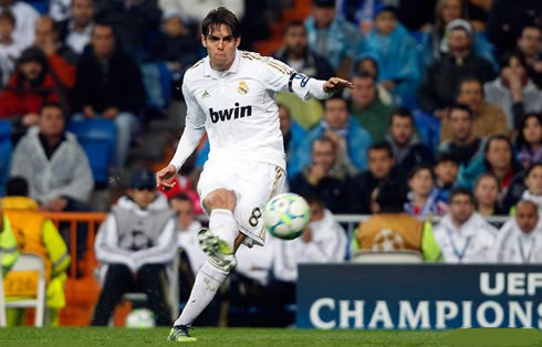 Kaká shooting technique and goal, in Real Madrid 5-2 APOEL, in 2012