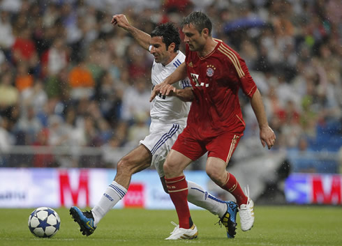 Luis Figo playing in Real Madrid vs Bayern Munich