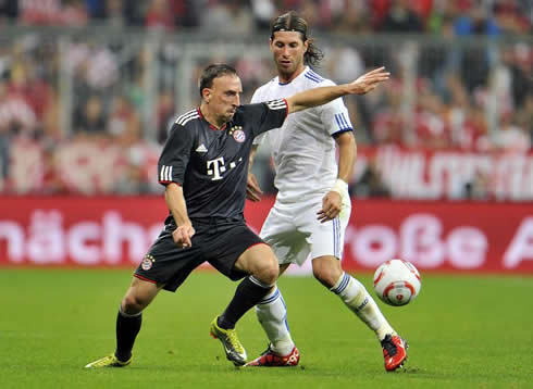 Franck Ribery protecting the ball from Sergio Ramos, in Bayern Munich vs Real Madrid