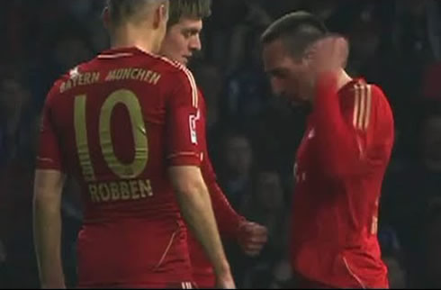 Ribery, Toni Kroos and Robben in Bayern Munich, playing scissors, paper, stone in order to decide who takes a free-kick during a game, in 2012