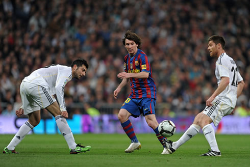 Raul Albiol and Xabi Alonso against Lionel Messi, in Barcelona vs Real Madrid, in 2012