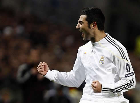 Raúl Albiol goal celebration, in a Real Madrid jersey without the sponsors name (bwin), in 2012