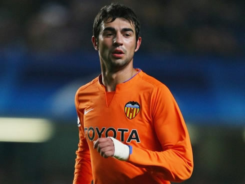 Raul Albiol in an orange Valencia CF jersey