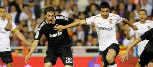 Raul Albiol playing for Valencia against Real Madrid