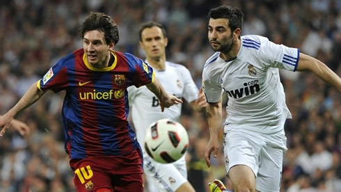 Raul Albiol watching Lionel Messi escaping in Real Madrid vs Barcelona, in 2012