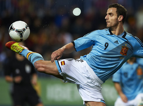 Roberto Soldado back heel trick, in a Valencia blue jersey/kit, in 2012