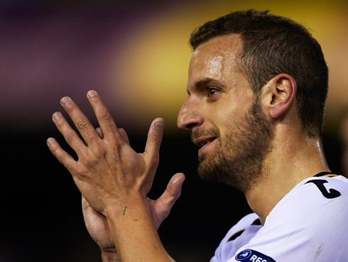 Roberto Soldado, clapping his hands in Valencia CF, in 2012