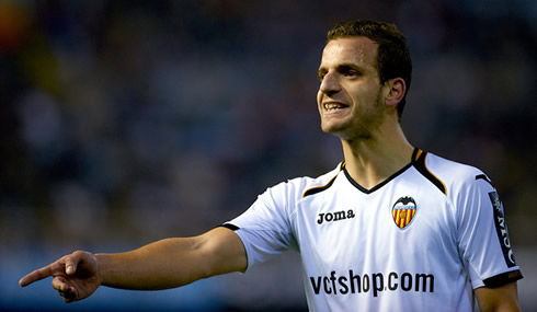 Roberto Soldado pointing to the spot, in Valencia 2012