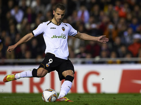 Roberto Soldado taking a penalty-kick for Valencia, in 2012