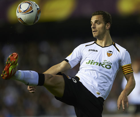 Roberto Soldado technique to control a ball, in a Valencia game in La Liga 2012