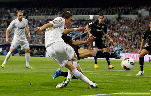 Angel di María making a rabona pass and cross, in a game for Real Madrid in 2012