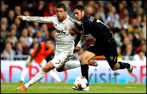 Cristiano Ronaldo running away from a defender in Real Madrid vs Valencia, in 2012