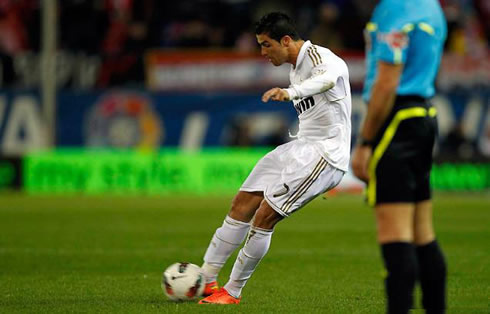 Cristiano Ronaldo body position when taking a free-kick, in Real Madrid 2012