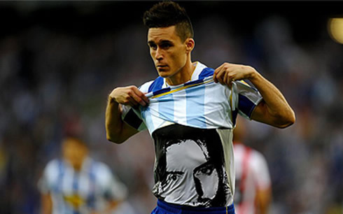 José Maria Callejón in Espanyol, celebrating a goal by pulling his jersey up