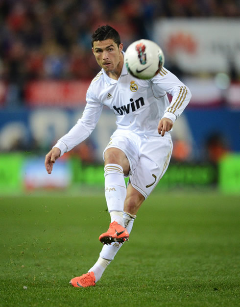 Cristiano Ronaldo taking a free-kick with the new Nike Mercurial Vapor 8 VIII, in Real Madrid 2012