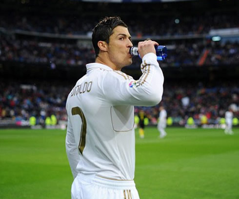 Cristiano Ronaldo drinking water in a soccer/football game, for Real Madrid in 2012