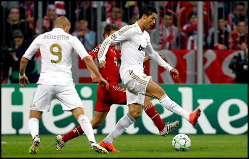 Cristiano Ronaldo doing step overs tricks and dribbles, in the UEFA Champions League semi-finals, between Bayern Munich and Real Madrid in 2012
