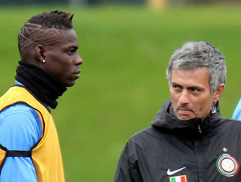 José Mourinho giving a strange look to Mario Balotelli, in Inter Milan training camp