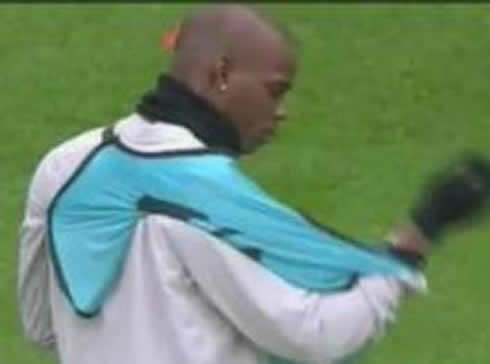Mario Balotelli having troubles to put on the vest in training