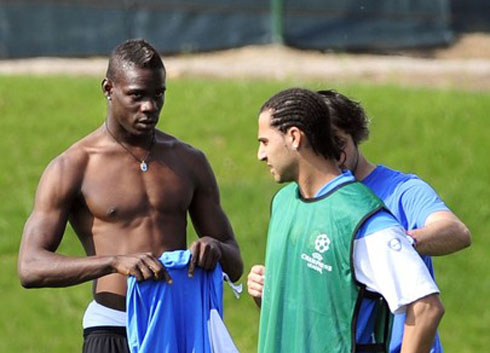 Mario Balotelli shirtless and half naked, showing his body and chest muscles, with Ricardo Quaresma in Inter Milan