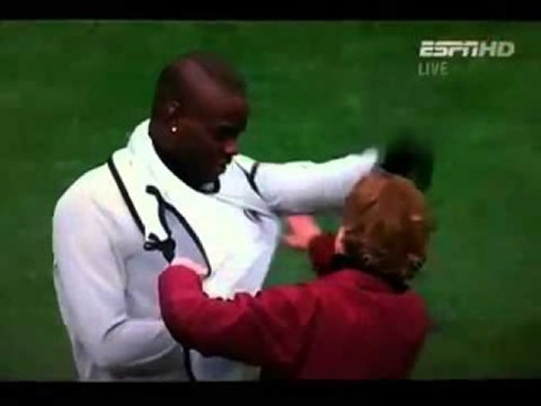 Mario Balotelli struggling to dress his vest in Manchester City