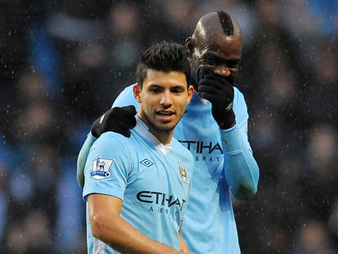 Mario Balotelli telling a joke to Sergio Kun Aguero, in Manchester City 2012