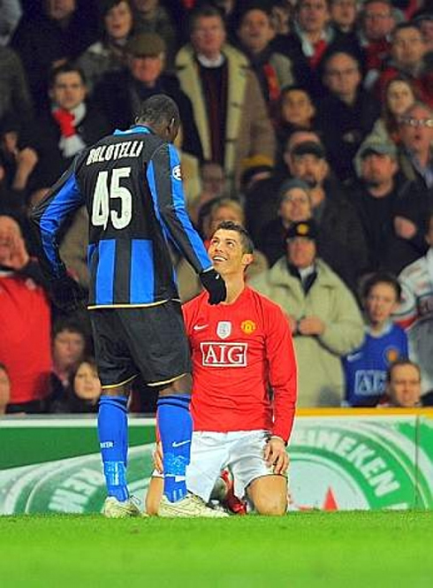 Mario Balotelli telling Cristiano Ronaldo to stop diving and to get up, in Inter Milan vs Manchester United