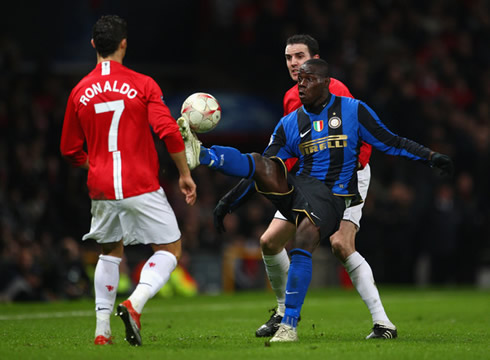 Cristiano Ronaldo playing against Mario Balotelli, in Manchester United vs Inter Milan in 2009