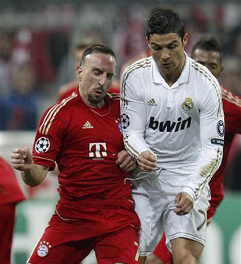 Cristiano Ronaldo fighting for the ball with Franck Ribery, in the UEFA Champions League semi-finals, between Real Madrid and Bayern Munich, in 2012