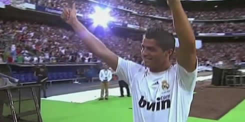 Cristiano Ronaldo thanking the Santiago Bernabéu fans in the crowd, on his welcoming day at Real Madrid, in 2012