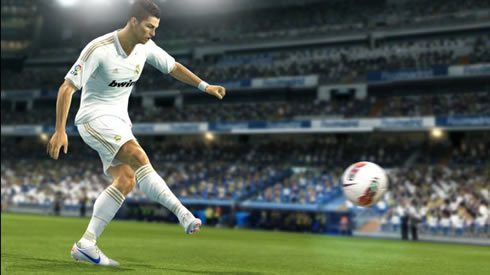 Cristiano Ronaldo shooting technique in KONAMI PES 2013 gameplay screenshot