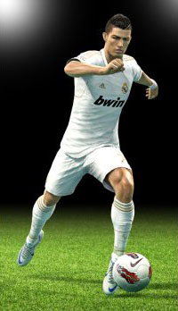 Cristiano Ronaldo sprinting in KONAMI PES 2013 gameplay screenshot