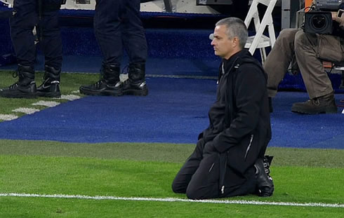 José Mourinho watching the penalty shootout between Real Madrid and Bayern Munich on his knees, in 2012