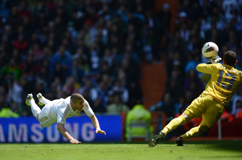 Benzema flying header goal, in a soccer game between Real Madrid and Sevilla, in La Liga 2012