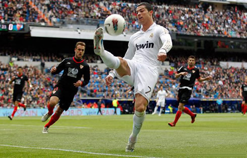 Cristiano Ronaldo controlling the ball perfectly with his toes, in Real Madrid vs Sevilla, in 2012