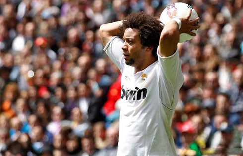 Marcelo executing a free-throw in a soccer game for Real Madrid, in 2012