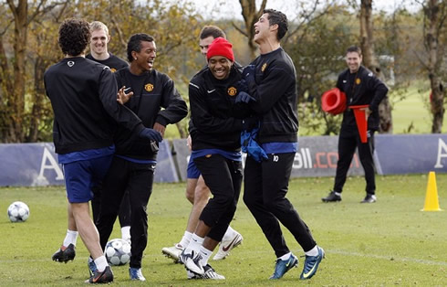Cristiano Ronaldo goofing around with Anderson and Nani, in a Manchester United practice session