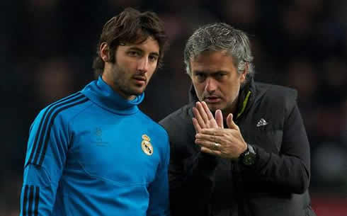 Esteban Granero listening to José Mourinho, in Real Madrid