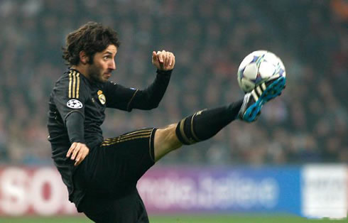 Esteban Granero playing in a Real Madrid black jersey and uniform, in 2011