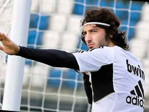 Esteban Granero with long hair, in a Real Madrid practice session