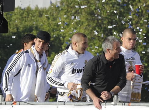 Cristiano Ronaldo, Benzema, José Mourinho and Pepe, on the Real Madrid bus, at the Plaza de Cibeles in 2012
