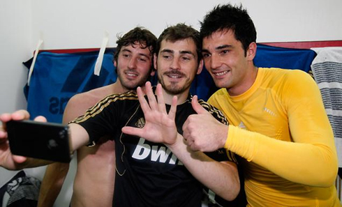 Esteban Granero, Iker Casillas and Adan, taking a photo from a mobile iPhone