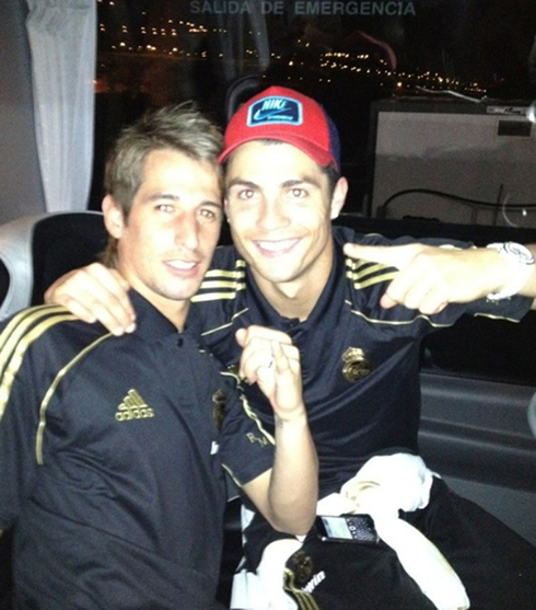 Cristiano Ronaldo and Fábio Coentrão, taking a photo from a mobile phone in the bus