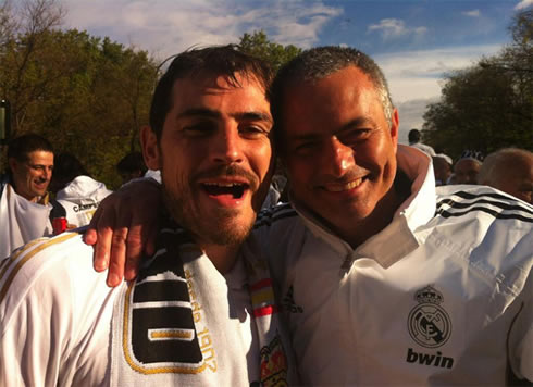 Iker Casillas drunk, with José Mourinho, in the Cibeles La Liga party and celebrations in 2012