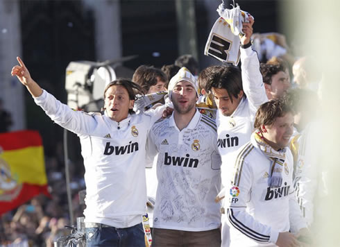 Ozil, Higuaín and Khedira, celebrating Real Madrid having won the league, in the Cibeles in 2012