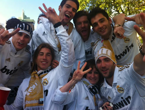 Real Madrid family photo, with Callejón, Kaká, Xabi Alonso, Adan, Sergio Ramos and Higuaín, in 2012