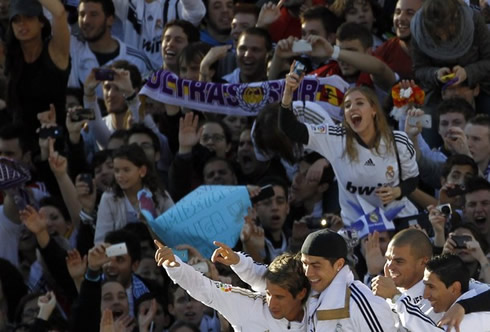 Real Madrid fans going wild, with Fábio Coentrão, Cristiano Ronaldo, Pepe and Di María waving from the bus in 2012