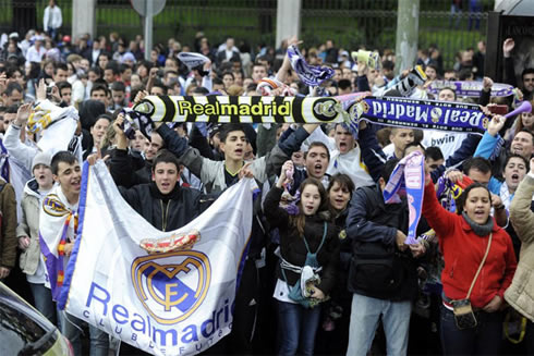 Real Madrid fans waiting for the players bus, in the Cibeles, in 2012
