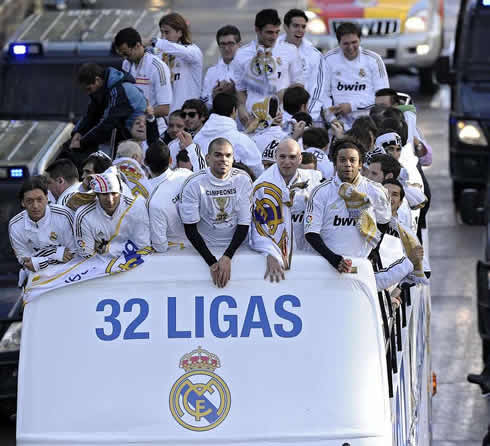 Real Madrid players in the bus heading to the Plaza de Cibeles to celebrate La Liga title in 2012